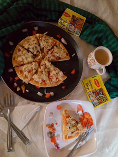 वेज चीज़ पिज़्ज़ा (veg cheesy pizza recipe in hindi) रेसिपी मुख्य फोटो