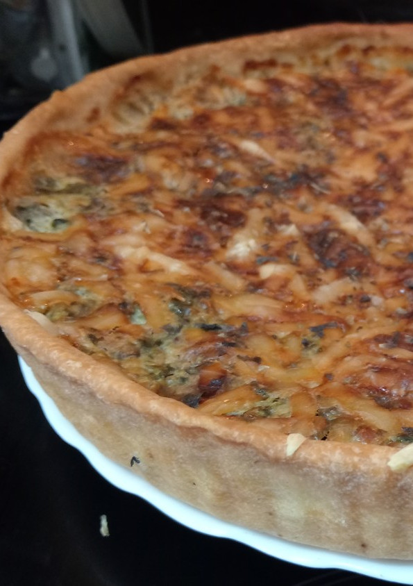 Una foto de Quiche de espinacas 🥬bacon 🥓 y champiñones... 🍄