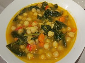 Una foto de Potaje de garbanzos y verduras