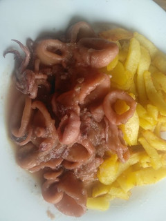 Una foto de Calamares encebollados con cerveza y patatas fritas