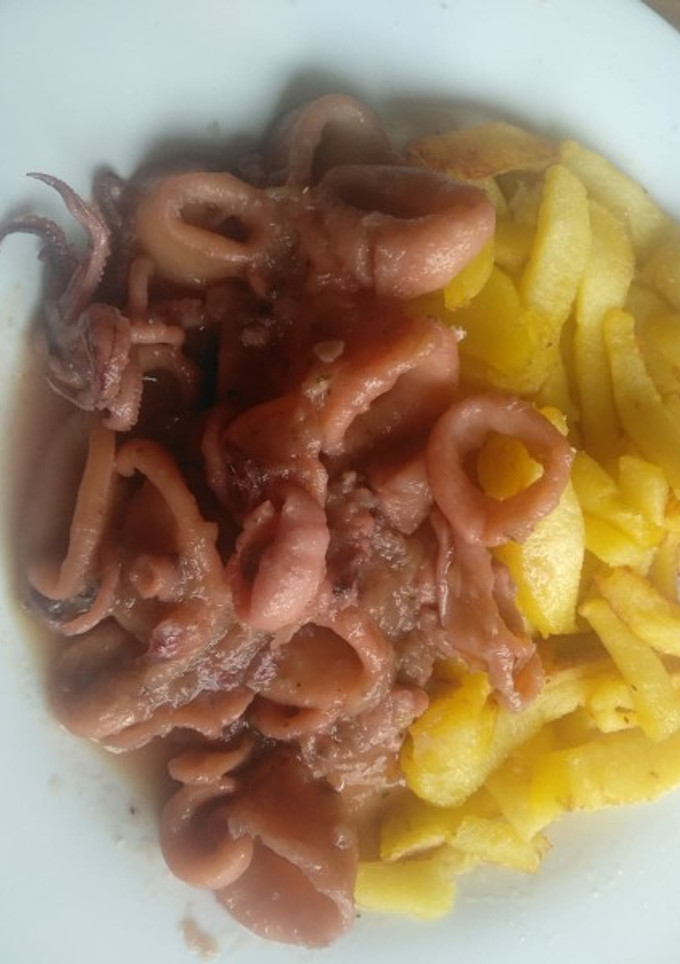 Una foto de Calamares encebollados con cerveza y patatas fritas