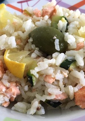 Foto di Insalata di riso con salmone, olive e zucchine