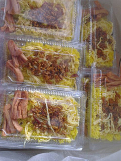 Foto resep Nasi uduk kuning magic com with orek tempe dan telur dadar