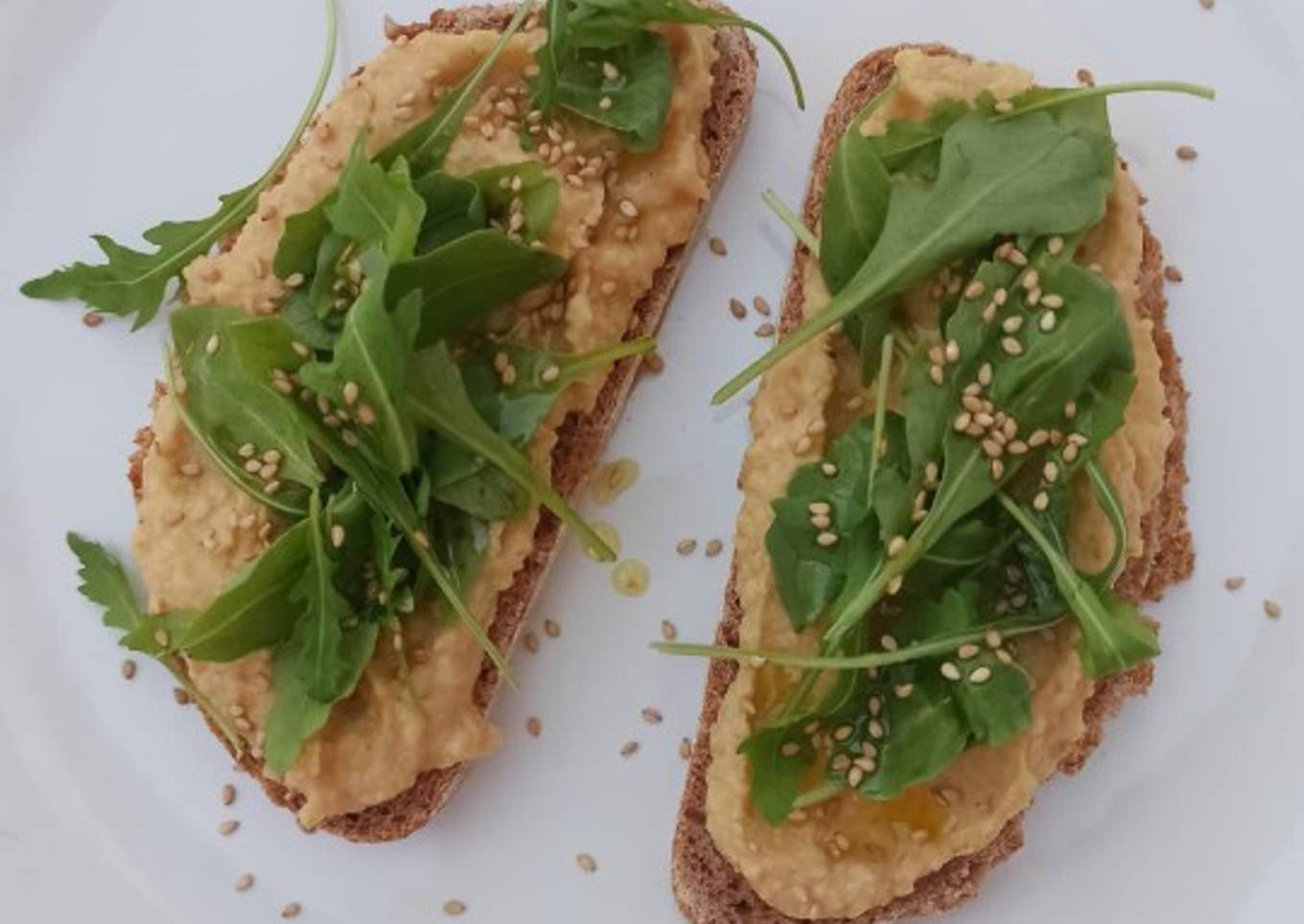 Tostadas de centeno con rúcula y hummus de garbanzos