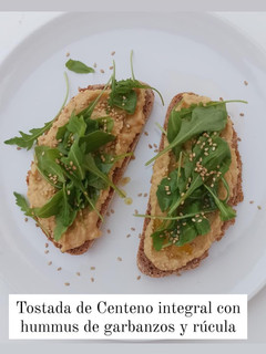 Una foto de Tostadas de centeno con rúcula y hummus de garbanzos