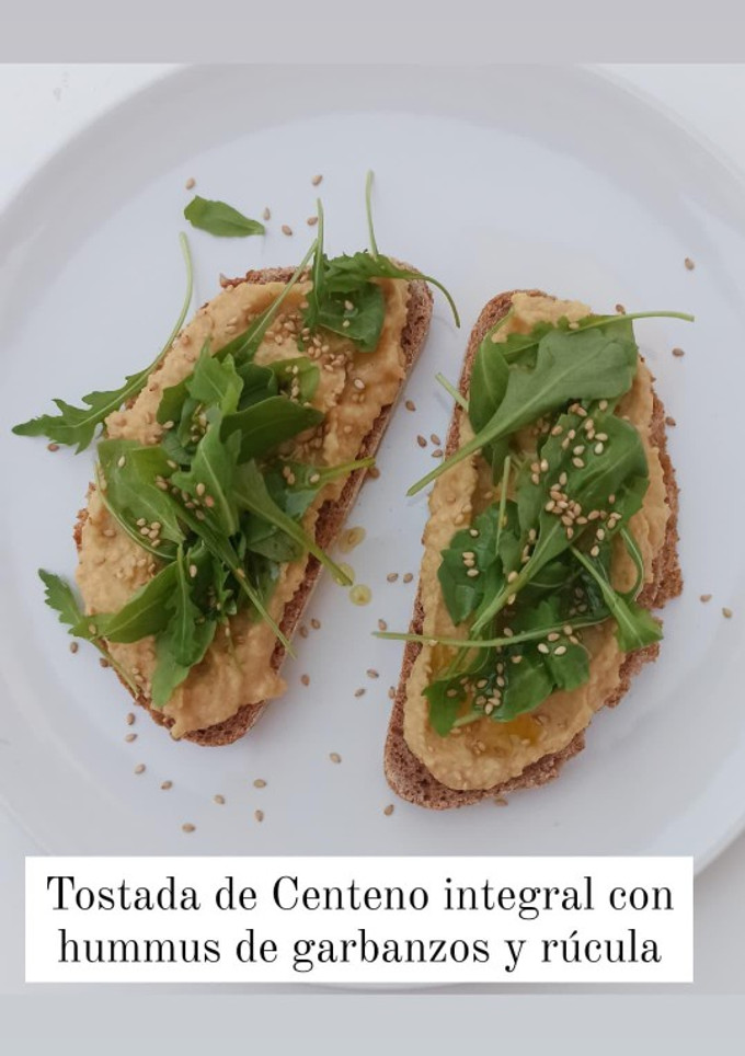 Una foto de Tostadas de centeno con rúcula y hummus de garbanzos