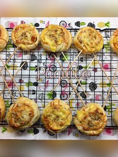 Una foto de Piruletas 🍭 de hojaldre (de lomo🐷y queso 🧀)