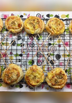 Una foto de Piruletas 🍭 de hojaldre (de lomo🐷y queso 🧀)