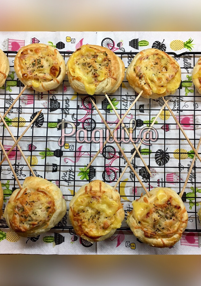 Una foto de Piruletas 🍭 de hojaldre (de lomo🐷y queso 🧀)