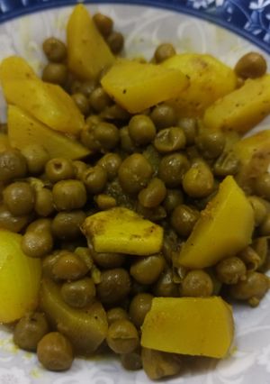 صورة لوصفة بطاطا مع البازلاء والتوابل