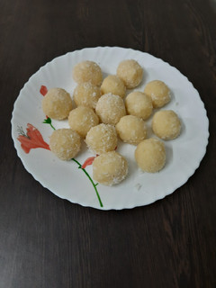 தேங்காய் லட்டு (Thenkaai laddo recipe in tamil) செய்முறை முக்கிய புகைப்படம்
