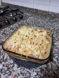 Massa à bolonhesa com molho bechamel e queijo ralado