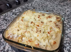 Foto de Massa à bolonhesa com molho bechamel e queijo ralado