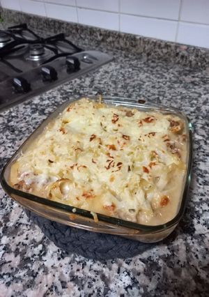 Foto de Massa à bolonhesa com molho bechamel e queijo ralado
