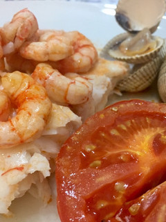 Una foto de Merluza al horno con gamba y berberechos