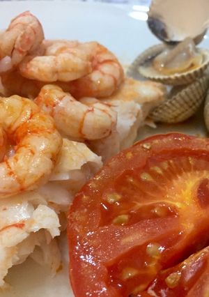Una foto de Merluza al horno con gamba y berberechos