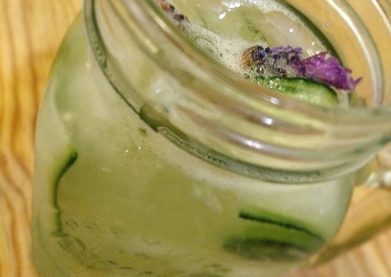 Gin & tonic de pepino y lavanda Receta de Omar René Treviño Helguera