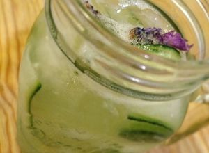 Una foto de Gin & tonic de pepino y lavanda