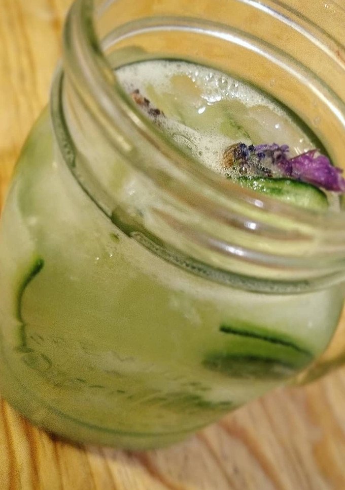 Una foto de Gin & tonic de pepino y lavanda