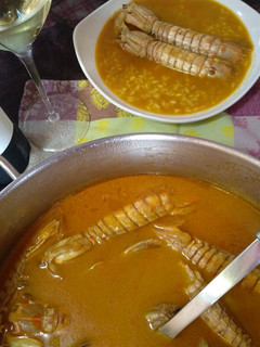 Una foto de Arroz caldoso de cangrejos y galeras