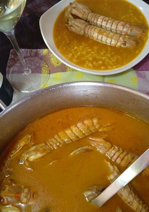 Una foto de Arroz caldoso de cangrejos y galeras