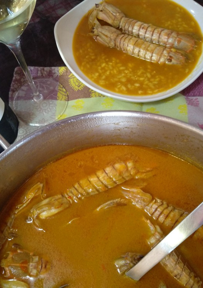 Una foto de Arroz caldoso de cangrejos y galeras