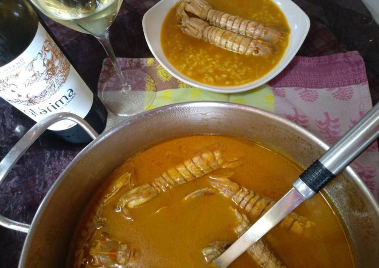 Arroz caldoso de cangrejos y galeras