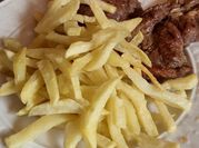 Una foto de bife con papa frita