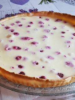 Una foto de Tarta de yogur griego y frambuesas