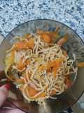 Pasta konjac con zanahoria, cebolla y salsa soja
