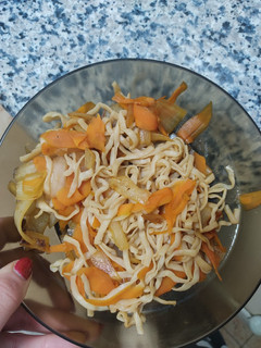 Una foto de Pasta konjac con zanahoria, cebolla y salsa soja