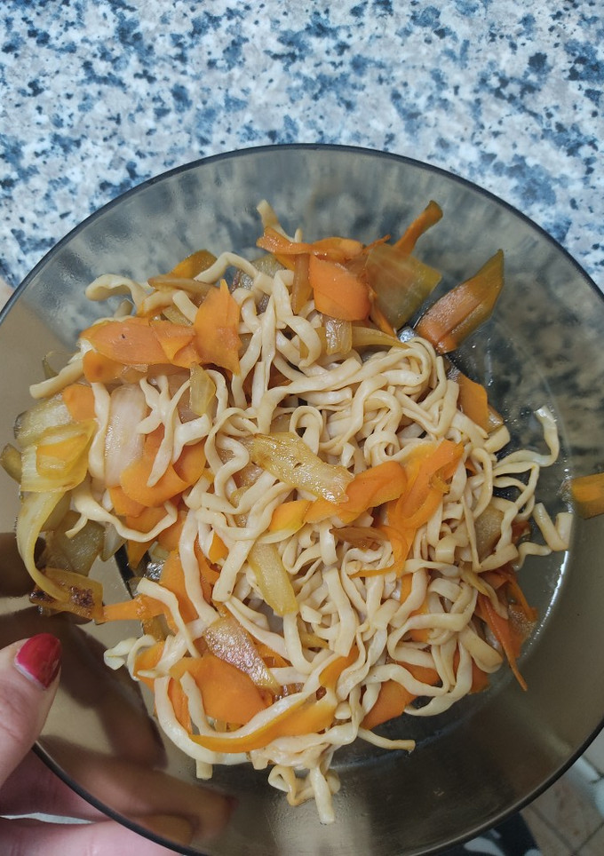 Una foto de Pasta konjac con zanahoria, cebolla y salsa soja