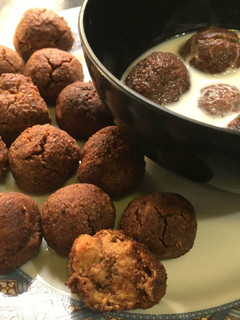 Una foto de Bolitas energéticas estilo cereal de cacao y canela, sin harina,lácteos ni huevo