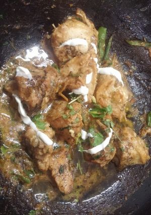 A picture of Chicken white karhai with cream.