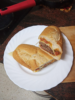 Una foto de Bocadillo de bistec empanado, queso y salsa boloñesa