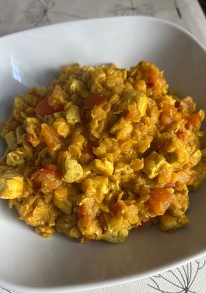 Tofus vöröslencse curry recept fotója