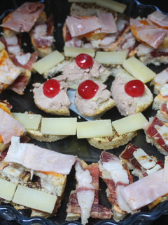 Una foto de Bandeja de aperitivos con jamón, queso y paté