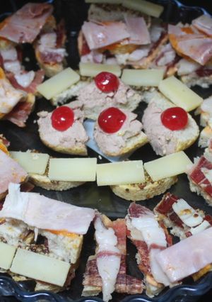 Una foto de Bandeja de aperitivos con jamón, queso y paté
