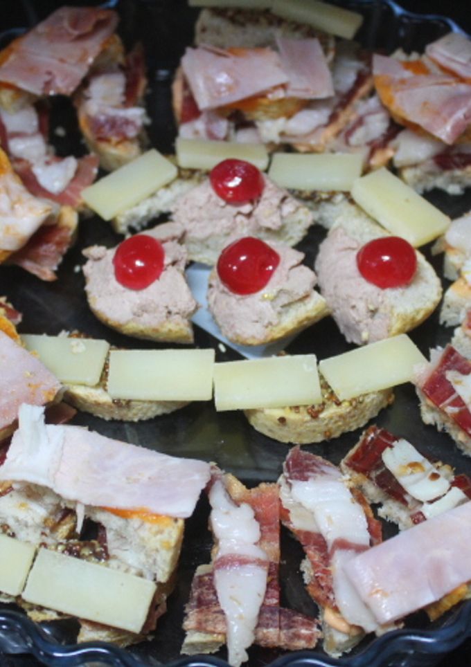 Una foto de Bandeja de aperitivos con jamón, queso y paté