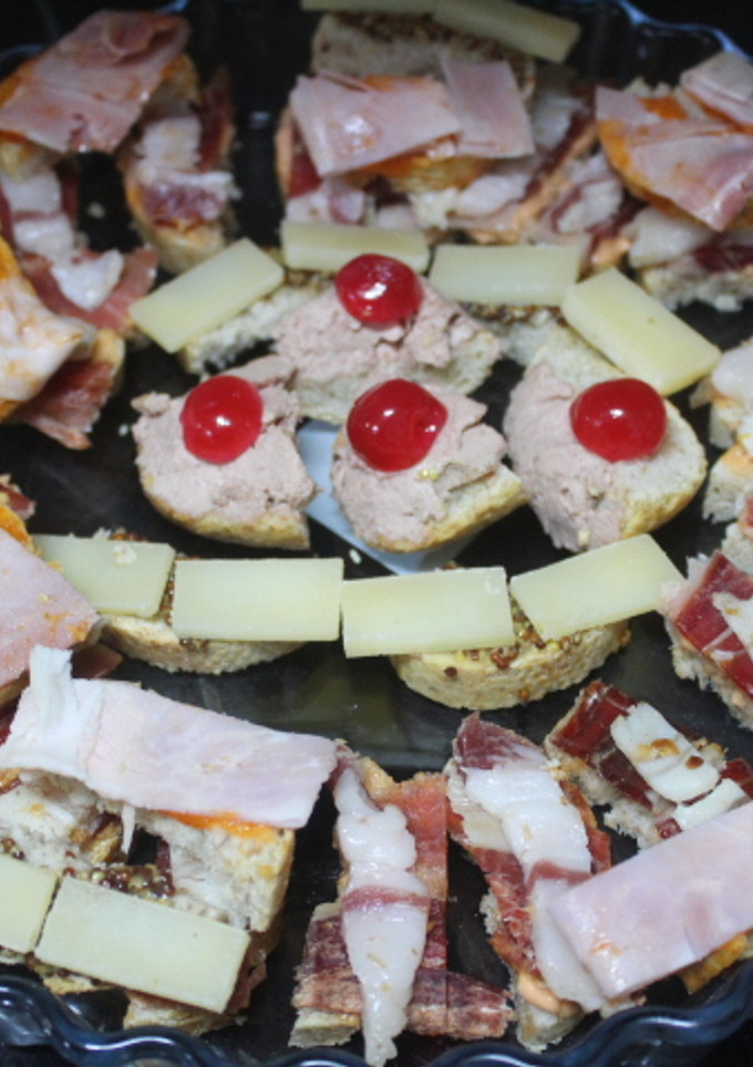 Una foto de Bandeja de aperitivos con jamón, queso y paté