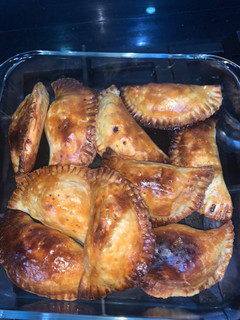Una foto de Empanadas de hojaldre con jamón, queso y carne 💪🏼😏