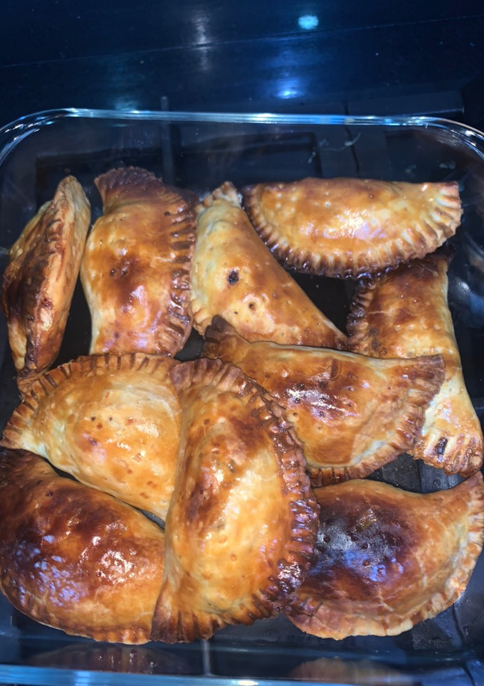 Una foto de Empanadas de hojaldre con jamón, queso y carne 💪🏼😏