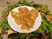 Una foto di scaloppine ai funghi