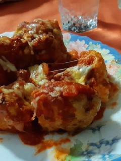 Una foto de Coliflor gratinada con tomate y chorizo