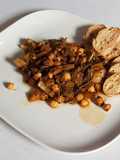 Coste di bieta e cicoria con ceci in sugo