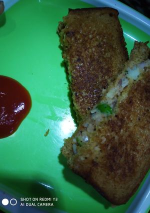 A picture of Potato veggies sandwich.