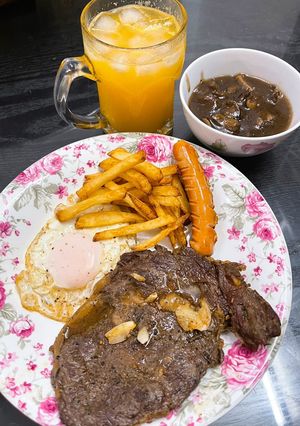 Hình của món Beefsteak - bít tết 😅 kiểu nửa âu nửa á.