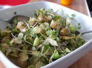 Una foto de ensalada del campo