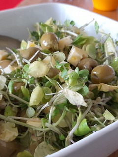 Una foto de Ensalada de Berros, Queso y Aceitunas