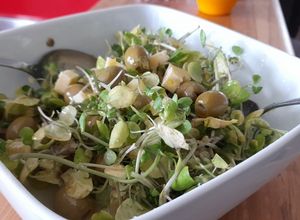 Una foto de Ensalada de Berros, Queso y Aceitunas